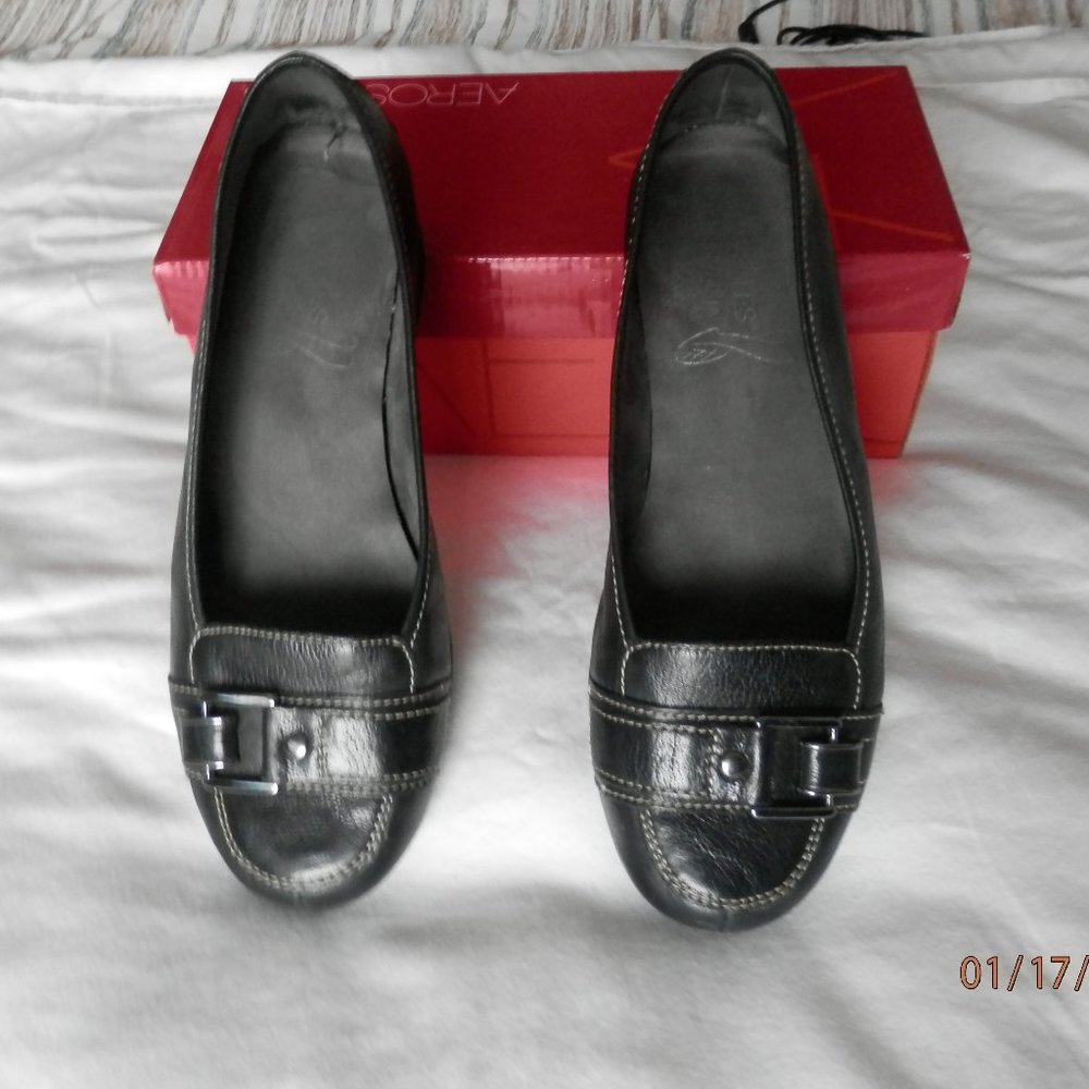 AEROSOLES Pre-Owned Black Leather Flats Women's size 8 1/2(8.5) Buckles